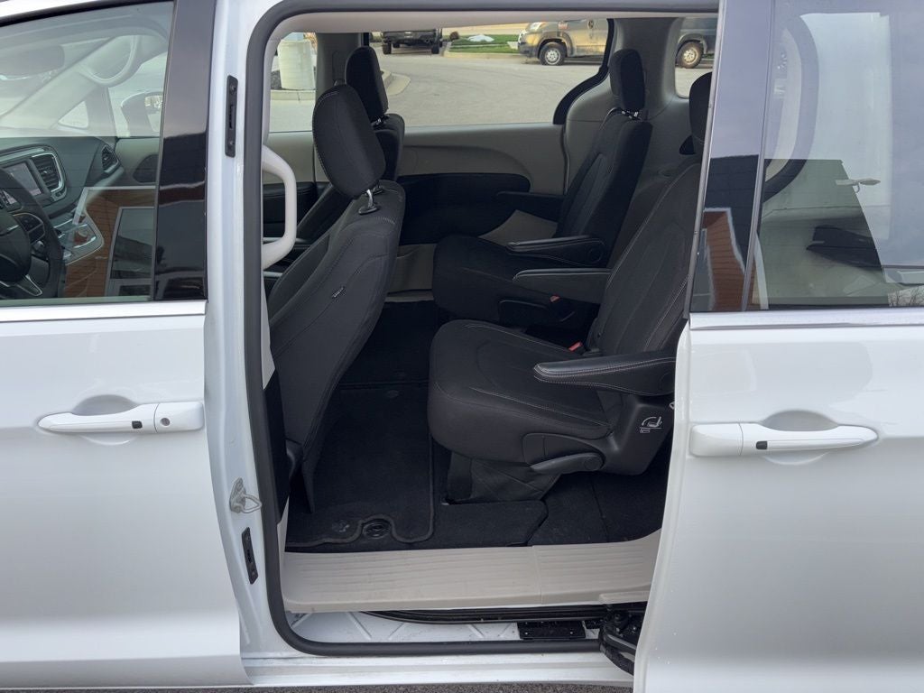 2024 Chrysler Voyager LX