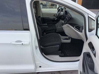 2024 Chrysler Voyager LX