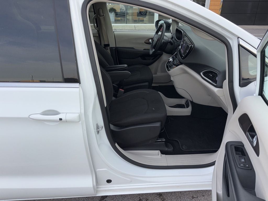 2024 Chrysler Voyager LX