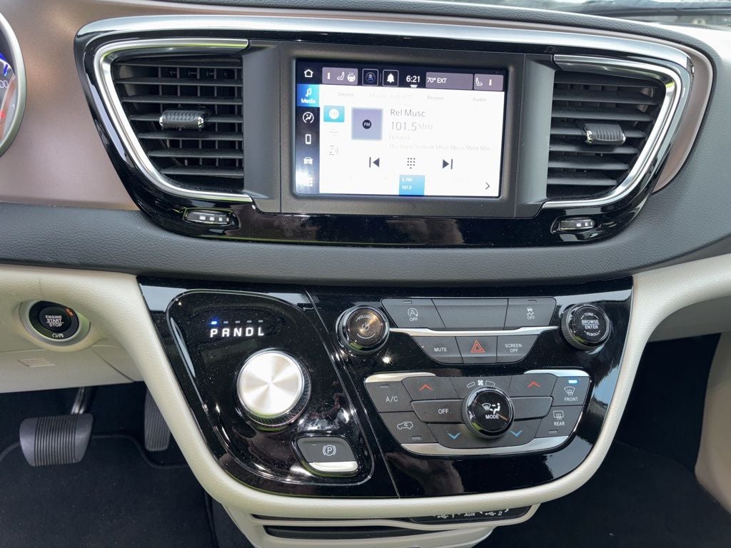 2024 Chrysler Voyager LX