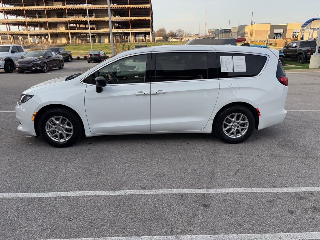 2024 Chrysler Voyager LX