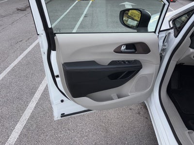 2024 Chrysler Voyager LX