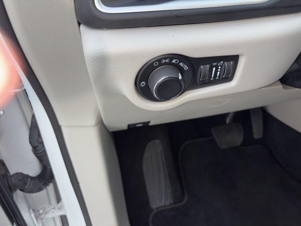 2024 Chrysler Voyager LX