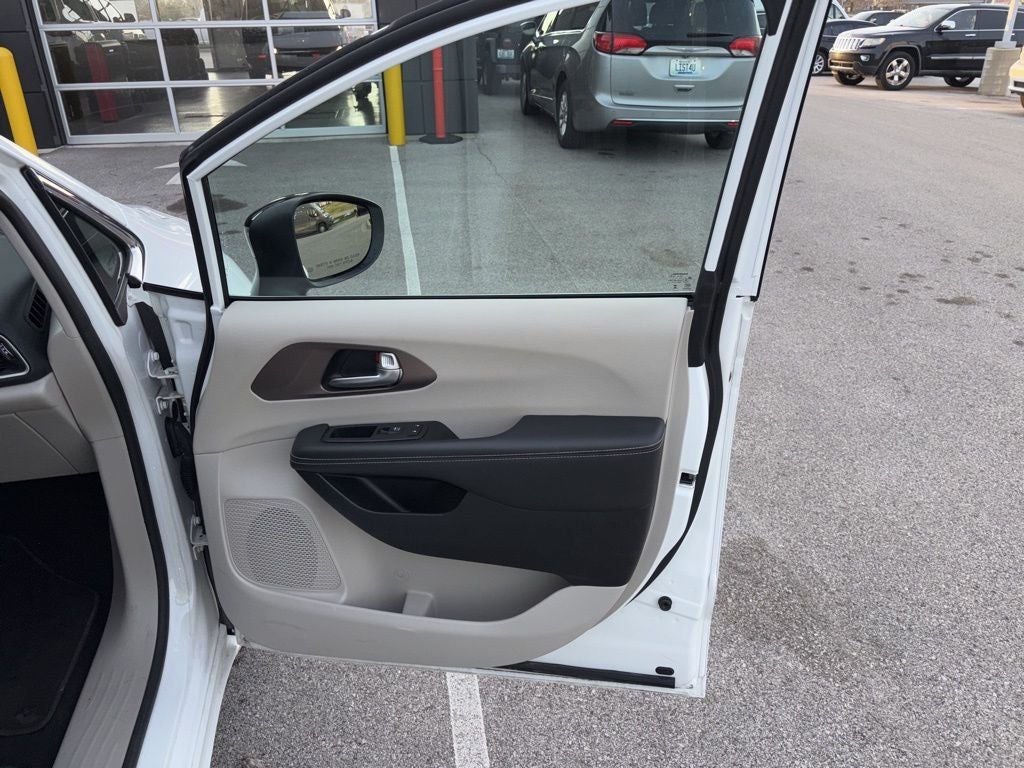 2024 Chrysler Voyager LX