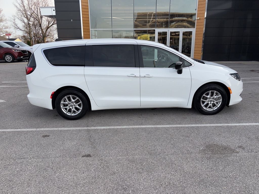 2024 Chrysler Voyager LX