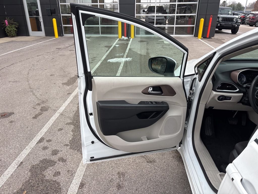 2023 Chrysler Voyager LX CPO