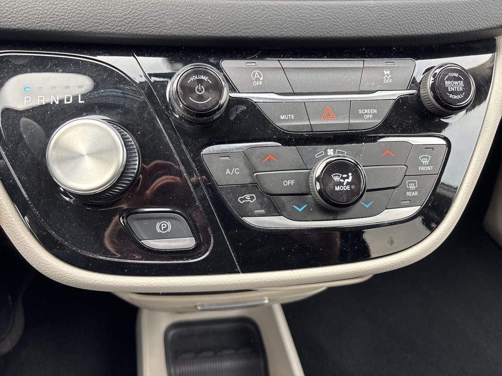 2023 Chrysler Voyager LX CPO