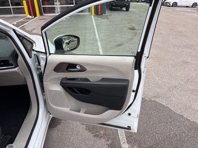 2023 Chrysler Voyager LX CPO