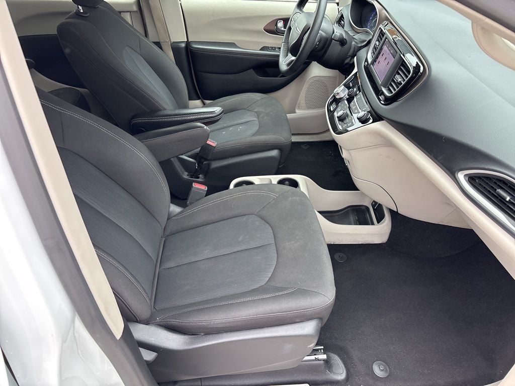 2023 Chrysler Voyager LX CPO