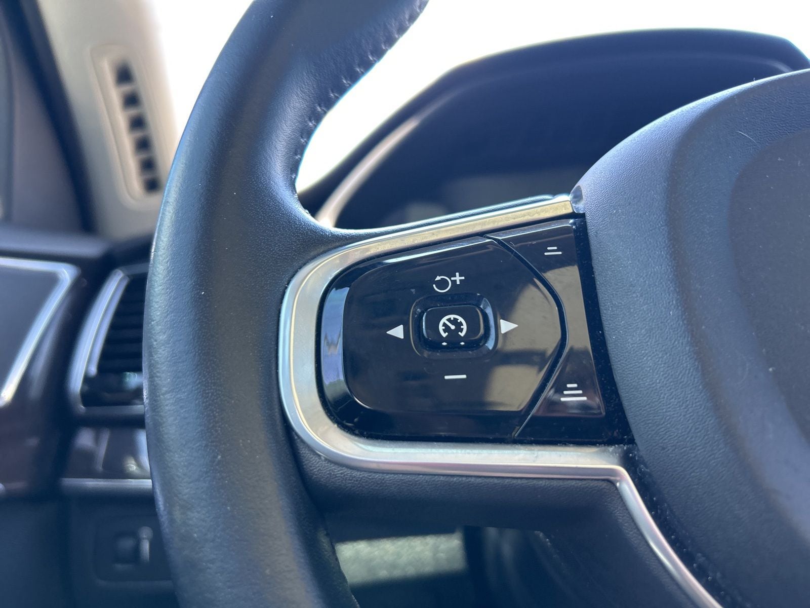 2017 Volvo XC90 T6 Momentum